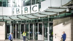 Juez ordena pausar difusión de finanzas de empresas de Trump a la BBC