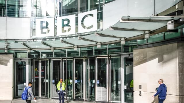 Juez ordena pausar difusión de finanzas de empresas de Trump a la BBC
