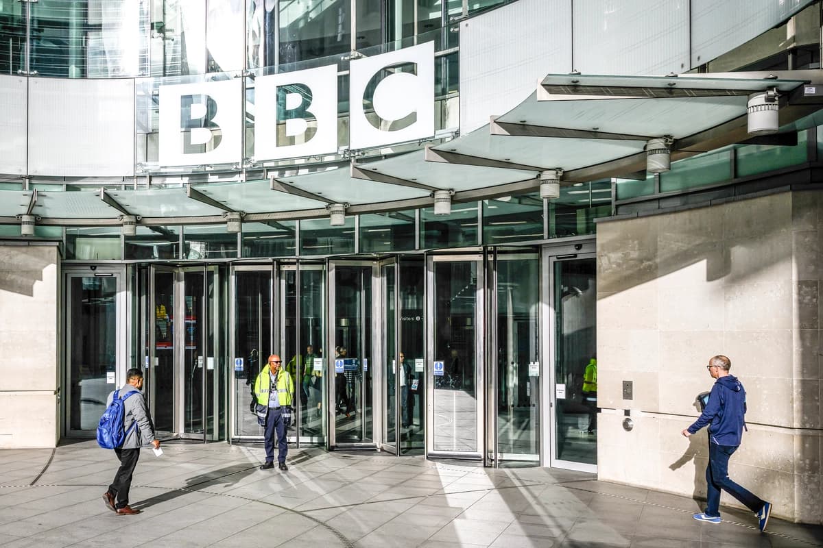 El logotipo de la BBC se exhibe sobre la entrada de Broadcasting House, en Londres, el 12 de noviembre de 2025. (Leon Neal/Getty Images)