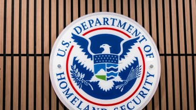 Juez federal dictamina que el DHS puede revocar protecciones contra la deportación para Sudán del Sur