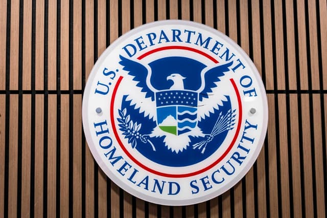 Sello del DHS en la sede del FBI en Washington, el 4 de agosto de 2026. (Madalina Kilroy/The Epoch Times).