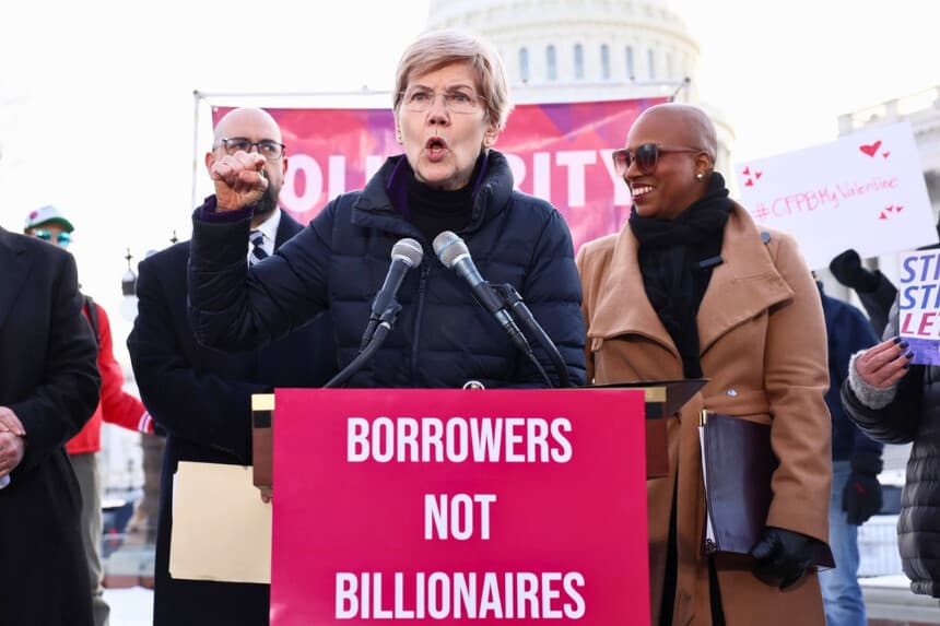 La senadora Elizabeth Warren (D-Mass.) interviene durante la manifestación en apoyo a la Oficina para la Protección Financiera del Consumidor, celebrada en el Capitolio, en Washington, el 9 de febrero de 2026. (Jemal Countess/Getty Images para Protect Borrowers).