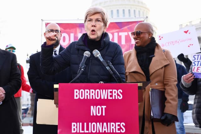 La senadora Elizabeth Warren (D-Mass.) interviene durante la manifestación en apoyo a la Oficina para la Protección Financiera del Consumidor, celebrada en el Capitolio, en Washington, el 9 de febrero de 2026. (Jemal Countess/Getty Images para Protect Borrowers).