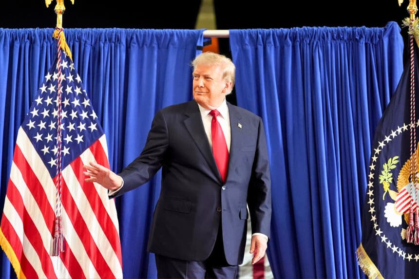 El presidente Donald Trump llega para hablar en el campo de pruebas de General Motors, el lunes 27 de julio de 2026, en Milford, Michigan. (AP Photo/Alex Brandon).