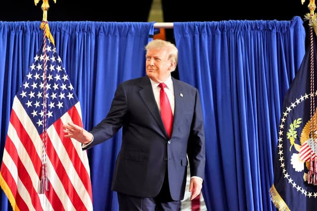 El presidente Donald Trump llega para hablar en el campo de pruebas de General Motors, el lunes 27 de julio de 2026, en Milford, Michigan. (AP Photo/Alex Brandon).