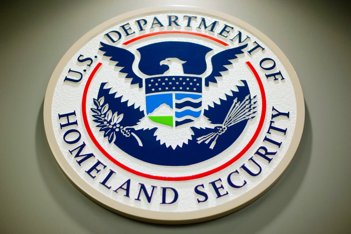 Logotipo del Departamento de Seguridad Nacional en Washington, en una foto de archivo. (Pablo Martínez Monsiváis, Archivo/Foto AP)