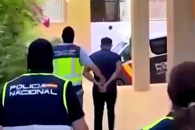 La policía española detiene a un hombre en un lugar no revelado de España el 7 de agosto de 2026. (Policía Nacional, vía Reuters).