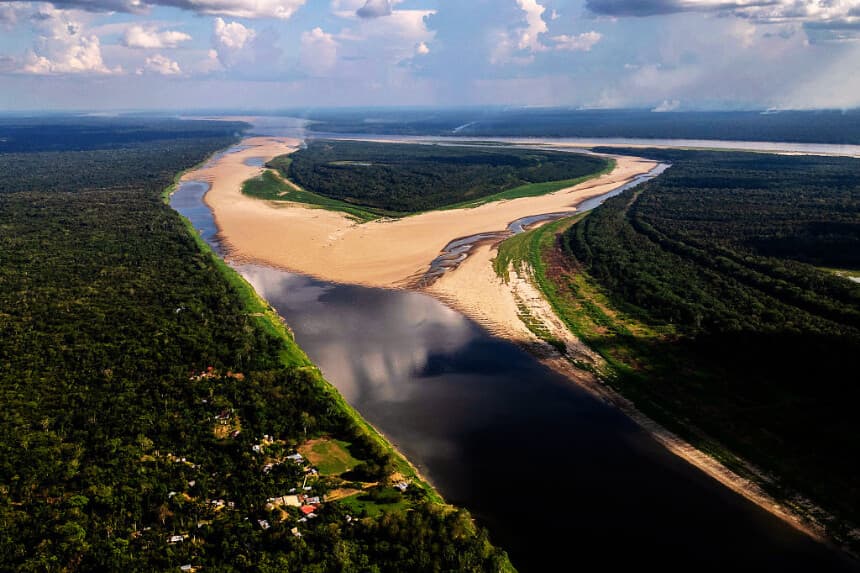 Vista aérea del bajo nivel de agua del río Amazonas en la comunidad de Macedonia, departamento de Amazonas, Colombia, el 2 de octubre de 2024. (LUIS ACOSTA/AFP vía Getty Images)