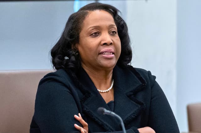 La miembro de la Junta de Gobernadores de la Reserva Federal, Lisa Cook, escucha durante una reunión abierta de la Junta de Gobernadores en la Reserva Federal en Washington el 25 de junio de 2025. (Mark Schiefelbein/AP Photo).