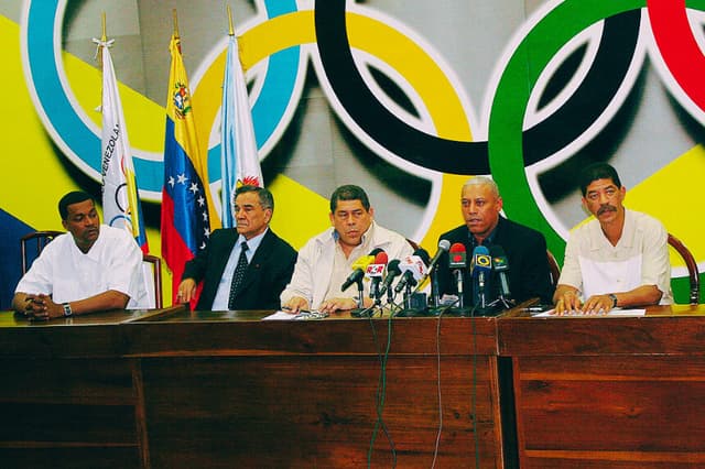 Imagen de Archivo: El viceministro de Deporte Eduardo Alvarez (2do. D) participa en una conferencia de prensa junto a representantes de baloncesto nacional en la sede Comité Olímpico, en Caracas, el 17 de mayo de 2006. WISTON BRAVO/AFP vía Getty Images)