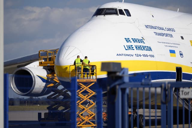 Un avión de transporte ucraniano Antonov está estacionado detrás de una cerca en las instalaciones del Aeropuerto de Leipzig/Halle, en Schkeuditz, Alemania, el 6 de agosto de 2026. (Hendrik Schmidt/dpa vía AP)