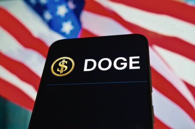 En esta ilustración fotográfica se muestra el sitio web del Departamento de Eficiencia Gubernamental (DOGE) en un teléfono celular. (Oleksii Pydsosonnii/The Epoch Times).