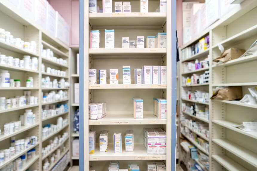 Medicamentos en los estantes de una farmacia de Los Ángeles el 12 de mayo de 2025. (Eric Thayer/Getty Images).