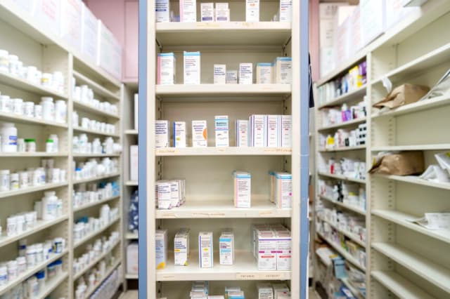 Medicamentos en los estantes de una farmacia de Los Ángeles el 12 de mayo de 2025. (Eric Thayer/Getty Images).