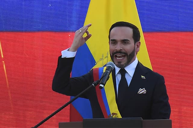 El nuevo presidente de Colombia, Abelardo de la Espriella, pronuncia un discurso en el Batallón Pichincha tras tomar posesión de su cargo, en Cali, Colombia, el 7 de agosto de 2026. (Jaime SALDARRIAGA / AFP vía Getty Images)