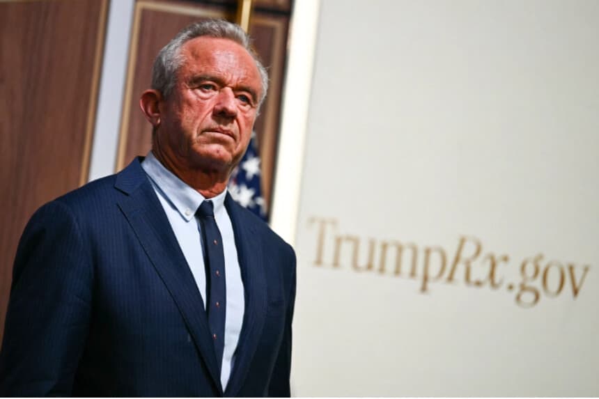 El secretario de Salud y Servicios Humanos, Robert F. Kennedy Jr., escucha al presidente Donald Trump durante un evento sobre la asequibilidad de la atención médica en el Auditorio de la Corte Sur de la Casa Blanca en Washington, D.C., el 18 de mayo de 2026. (Kent Nishimura/AFP vía Getty Images).