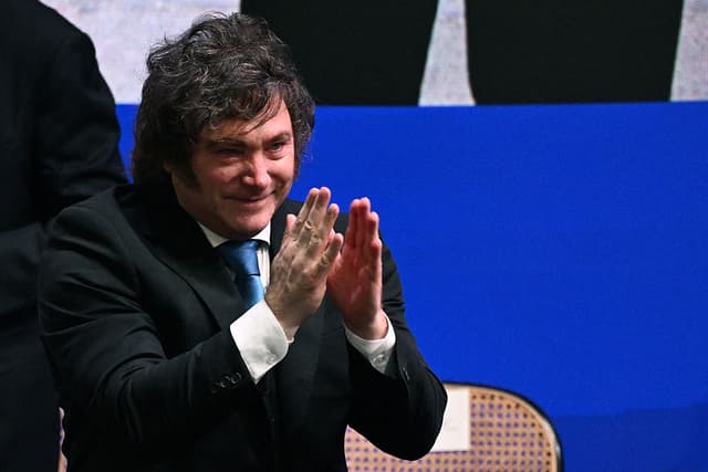 El presidente de Argentina, Javier Milei, saluda a su llegada a la ceremonia de juramento del nuevo presidente de Colombia, Abelardo de la Espriella, en la Universidad Santiago de Cali en Cali, Colombia, el 7 de agosto de 2026. (Luis ACOSTA/AFP vía Getty Images)