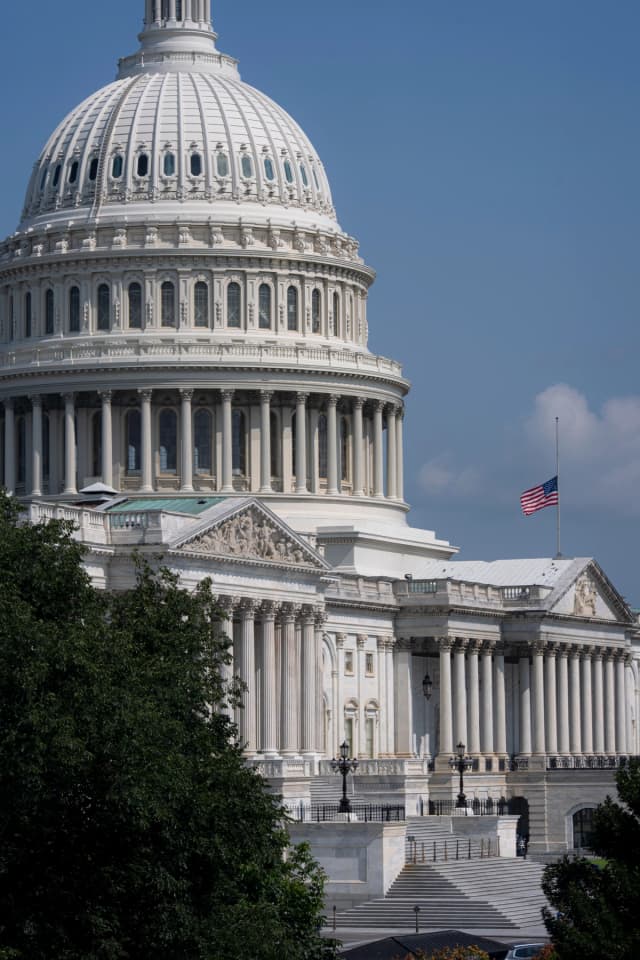 Vista del Capitolio de los Estados Unidos desde el edificio de oficinas Cannon de la Cámara de Representantes, mientras los legisladores republicanos aprueban un proyecto de ley para financiar al gobierno federal hasta el 4 de diciembre, en Washington, el 22 de julio de 2026. (Foto de J. Scott Applewhite/AP).