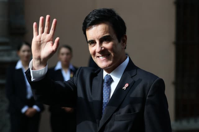 Carlos Espá, canciller designado de Perú, saluda mientras espera la llegada de las delegaciones extranjeras a la cancillería para reuniones bilaterales con la presidenta electa de Perú, Keiko Fujimori, antes de su investidura en Lima el 27 de julio de 2026. (Foto de Connie FRANCE / AFP via Getty Images)