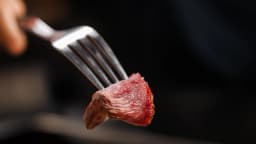 Los riesgos de comer carne varían entre el nivel individual y el poblacional