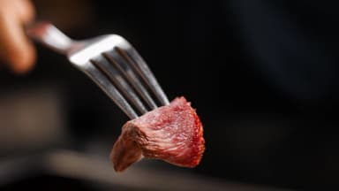 Los riesgos de comer carne varían entre el nivel individual y el poblacional