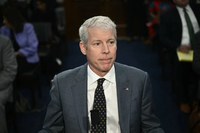 El secretario de Energía de EE. UU., Chris Wright, observa durante una audiencia del subcomité de la Cámara de Representantes sobre "Desarrollo de Energía y Agua y Agencias Relacionadas" acerca del presupuesto del departamento, en el Capitolio de Washington, el 7 de mayo de 2025. (Brendan Smialowski/AFP vía Getty Images)