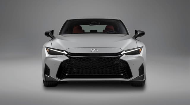 Lexus IS 350 F-Sport, esquivando la modernidad, rindiendo culto a la tradición