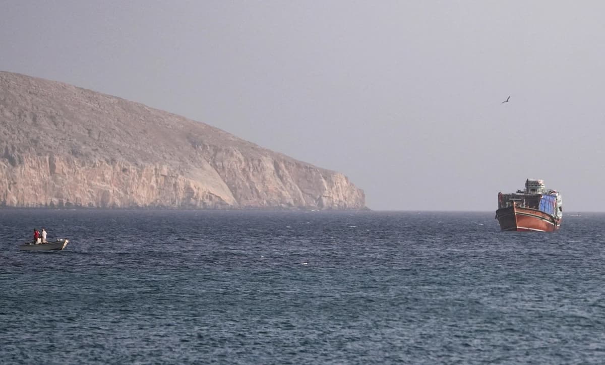 Un barco en el estrecho de Ormuz, visto desde Musandam, Omán, el 16 de julio de 2026. (Reuters/Stringer/Foto de archivo)