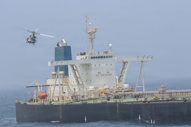 Infantes de Marina estadounidenses de la 11.ª Unidad Expedicionaria de Infantería de Marina realizan un abordaje de verificación a bordo del buque de transporte de infantería de marina Wen Yao en el Golfo de Omán, el 16 de julio de 2026. (Foto del Cuerpo de Infantería de Marina de EE. UU).