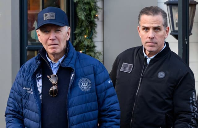 El presidente Joe Biden y su hijo Hunter Biden salen de una librería mientras hacen compras en Nantucket, Massachusetts, el 29 de noviembre de 2024. (Mandel Ngan/AFP vía Getty Images)