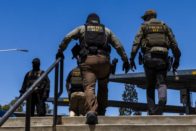 Agentes del Servicio de Inmigración y Control de Aduanas (ICE) caminan frente al Centro de gobierno del Condado de Ventura, en Ventura, California, el 27 de julio de 2026. (Blake Fagan/AFP vía Getty Images)