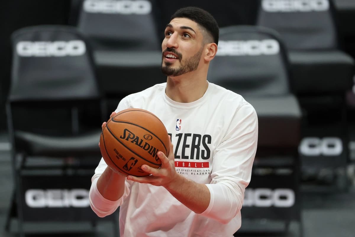 Enes Kanter (n.º 11), de los Portland Trail Blazers, realiza el calentamiento en el Moda Center de Portland, Oregón, el 20 de febrero de 2021. Abbie Parr /Getty Images