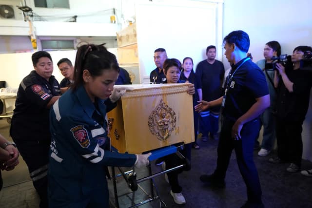 Un ataúd con el cuerpo de una de las víctimas del tiroteo del viernes en la escuela Debsirin Nonthaburi es trasladado en una camilla a un hospital policial en Bangkok, Tailandia, el 8 de agosto de 2026. (Sakchai Lalit/AP Photo)