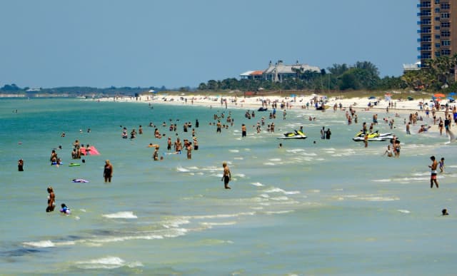 Personas en una playa de Florida, en esta foto de archivo. (Mike Ehrmann/Getty Images)