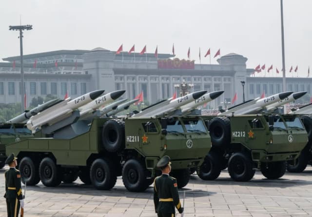 Lanzadores de misiles chinos son vistos durante un desfile militar que conmemora el 80.º aniversario del fin de la Segunda Guerra Mundial, en la Plaza de Tiananmen en Pekín, el 3 de septiembre de 2025. (Kevin Frayer/Getty Images)