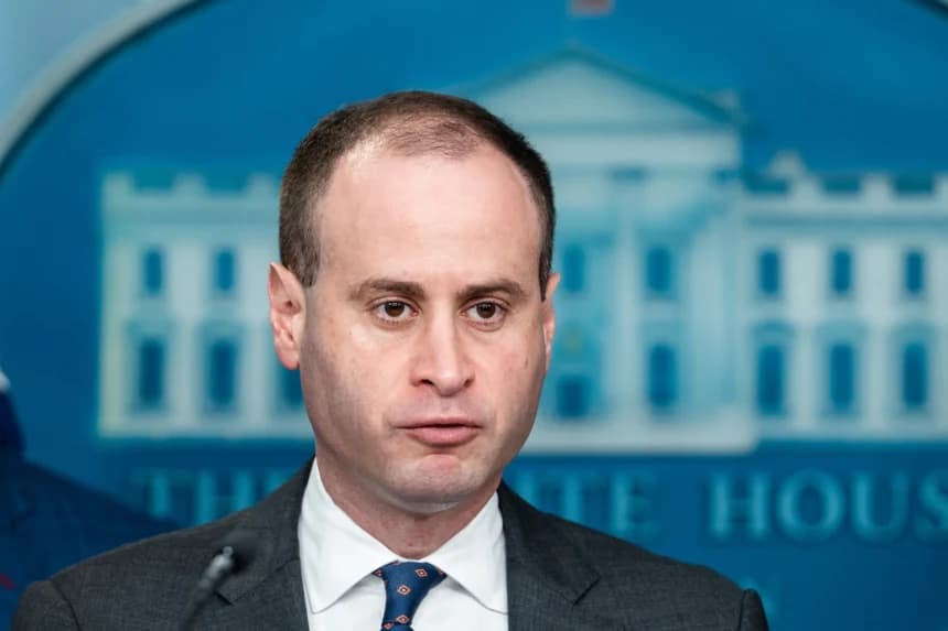 El secretario de personal de la Casa Blanca, Will Scharf, habla durante una rueda de prensa en la Casa Blanca en Washington el 11 de agosto de 2025. (Madalina Kilroy/The Epoch Times)