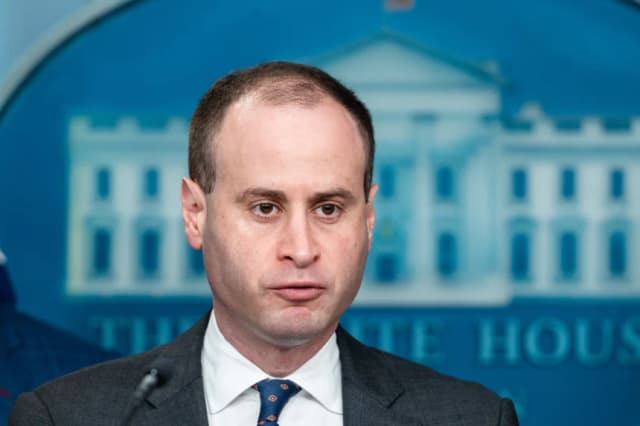El secretario de personal de la Casa Blanca, Will Scharf, habla durante una rueda de prensa en la Casa Blanca en Washington el 11 de agosto de 2025. (Madalina Kilroy/The Epoch Times)