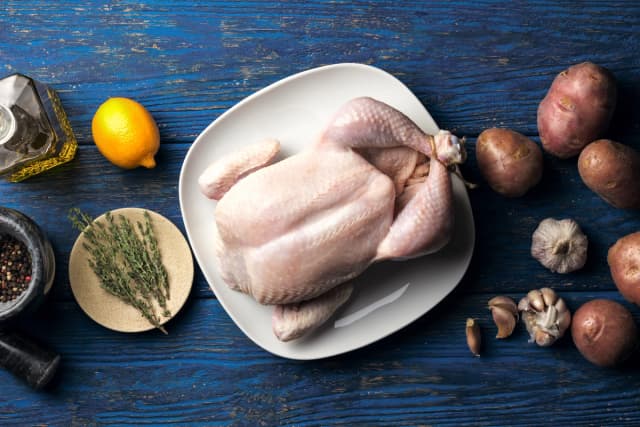 La forma más económica de comprar pollo es comprarlo entero. (Rasul Iskandarov/Shutterstock)
