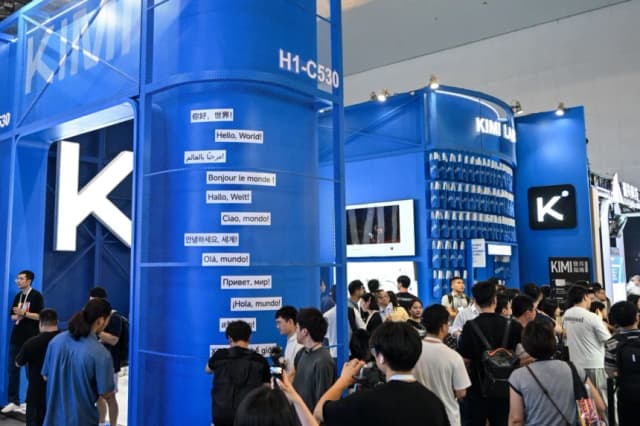 Las personas visitan el stand de Moonshot AI, que presenta el modelo Kimi K3, durante la Conferencia Mundial de Inteligencia Artificial (WAIC) en Shanghái el 18 de julio de 2026. (Hector Retamal / AFP vía Getty Images)