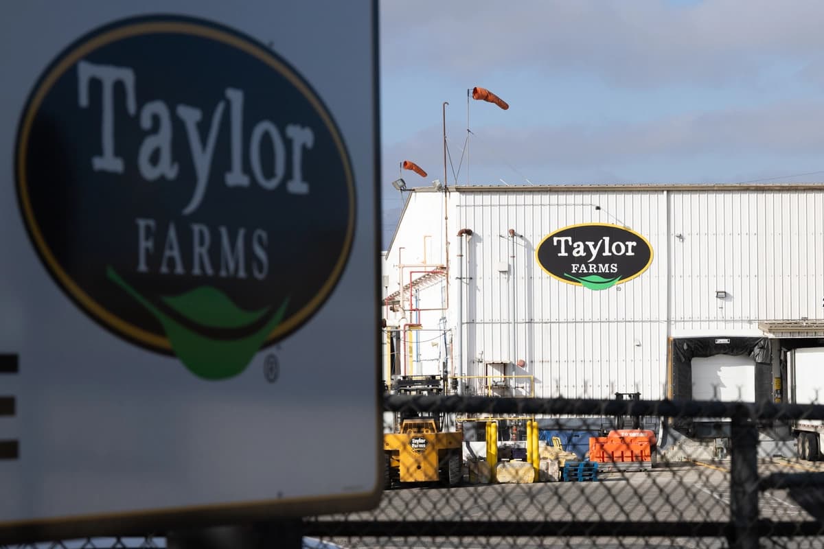 Un letrero de Taylor Farms se exhibe en una de sus instalaciones en Salinas, California, el 17 de julio de 2026. (Benjamin Fanjoy/Getty Images)