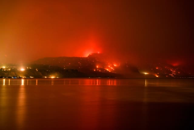 El incendio forestal de Bald Range, que ha obligado a la gente a abandonar sus hogares en la región sur de Okanagan, arde en Summerland, Columbia Británica, Canadá, a última hora del 8 de agosto de 2026. (Darryl Dyck/The Canadian Press vía AP)