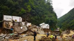 Inundaciones y deslaves de tierra destruyen viviendas y dejan aldeanos desaparecidos en Shaanxi, China