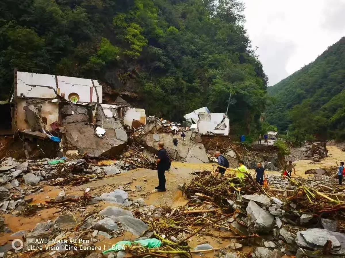 Inundaciones y deslaves de tierra destruyen viviendas y dejan aldeanos desaparecidos en Shaanxi, China