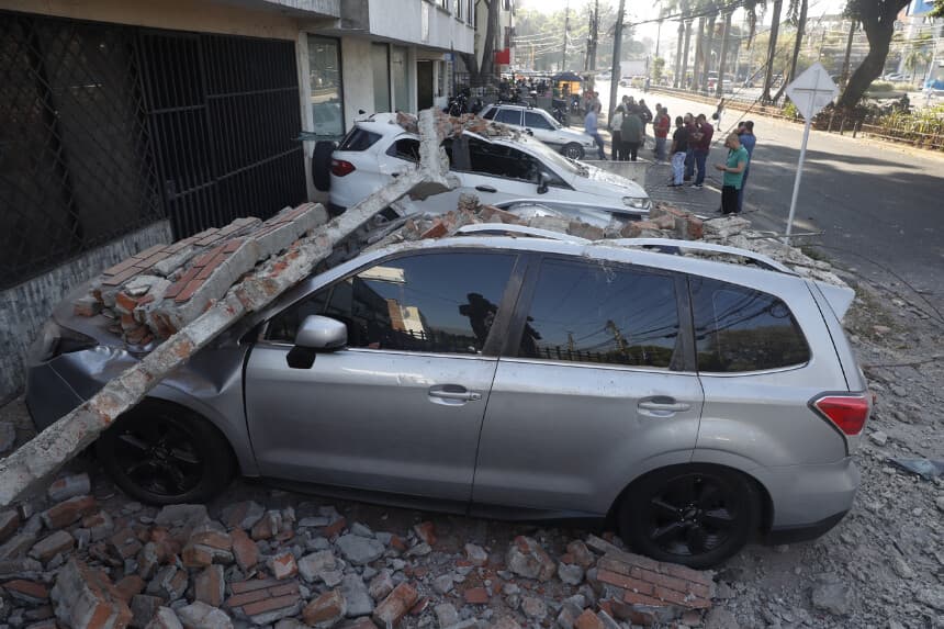Fotografía que muestra un vehículo afectado por un muro tras un fuerte temblor este lunes, en Cali (Colombia). Un temblor de magnitud 7,4 sacudió gran parte de Colombia, según el Servicio Geológico Colombiano (SGC), y las autoridades informaron de daños en varias ciudades como Manizales, Cali y Pereira. (EFE/ Ernesto Gzzmán)