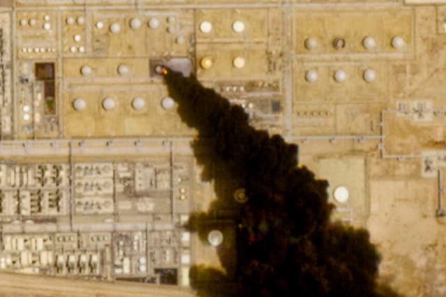 Las imágenes satelitales muestran una estela de humo que se eleva desde una instalación petrolera en Jizan, en la provincia de Jazan, Arabia Saudita, el 26 de julio de 2026. (Unión Europea/Copernicus Sentinel-2/Reuters).