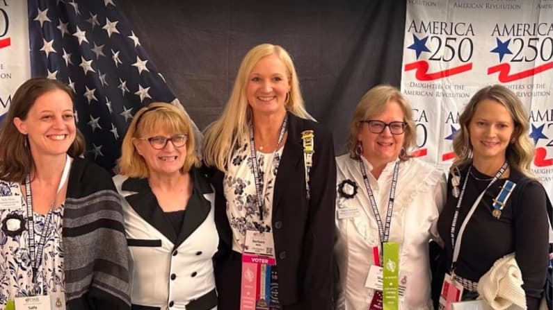 Controversia sobre miembros transgénero sacude a las "Hijas de la Revolución Americana"
