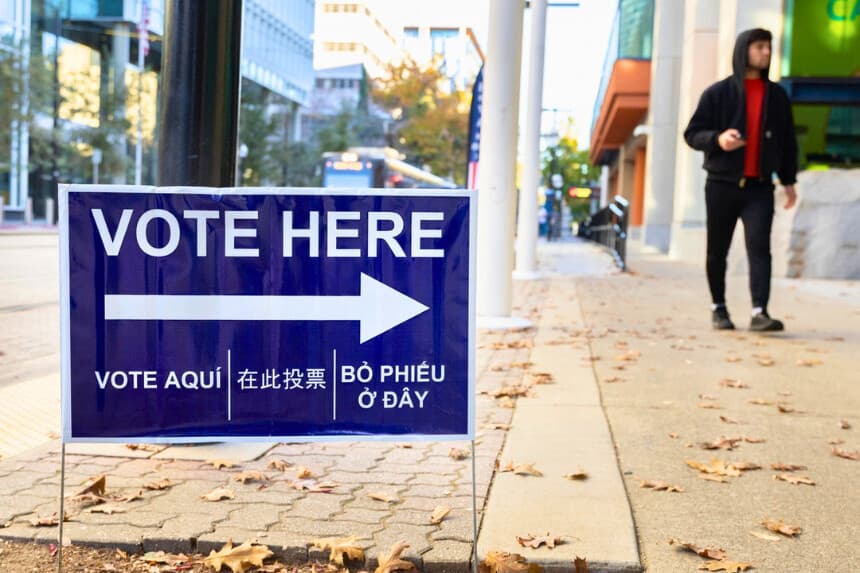 Varias personas pasan junto a un centro de votación en el Museo de California, en Sacramento, California, el 1 de noviembre de 2025. (John Fredricks/The Epoch Times).