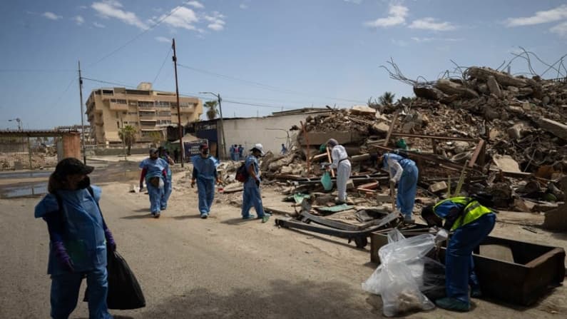 Vecinos de La Guaira retiran escombros tras los sismos para frenar la contaminación
