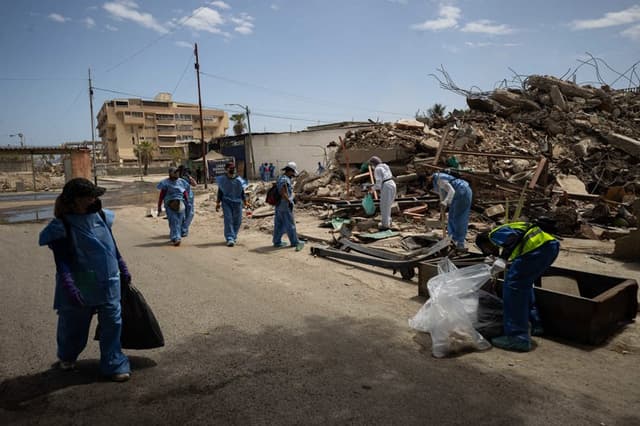 Un grupo de voluntarios fue captado, este 9 de agosto, durante una jornada de limpieza en La Guaira, Venezuela, la región más afectada por los sismos del pasado 24 de junio. (EFE/Ronald Peña)