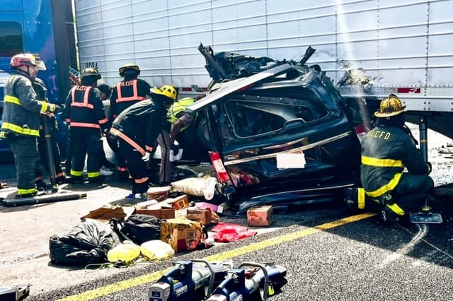 El lugar del accidente en el que se vieron involucrados un camión semirremolque y una minivan en la autopista Florida’s Turnpike, en el condado de St. Lucie, Florida, el 12 de agosto de 2025. (Oficina del Sheriff del condado de St. Lucie)